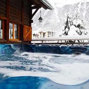 Falcon With Hot Tub - In A Great Location! Chalet